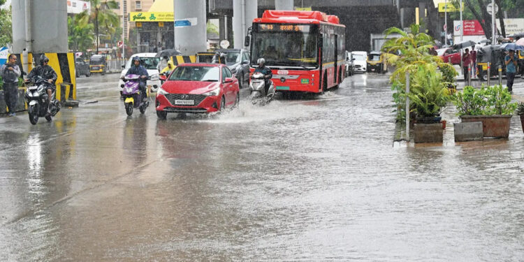 Mumbai Rain Alert: मूसलाधार बारिश से मुंबई बेहाल, सड़कें बनीं तालाब, लोकल ट्रेनें प्रभावित, IMD ने जारी किया रेड अलर्ट