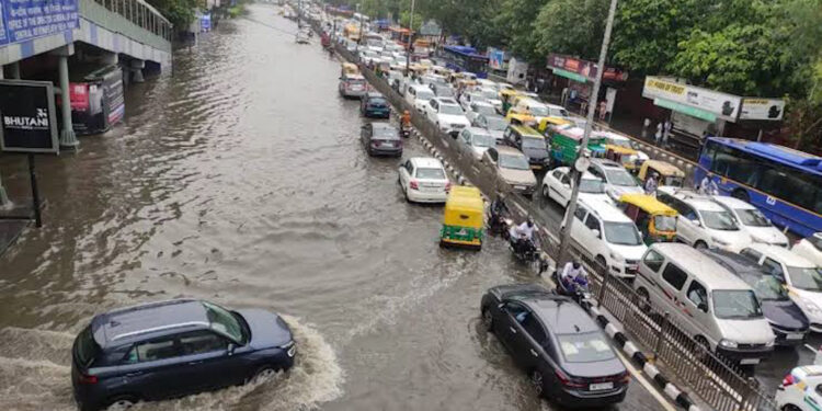 दिल्ली-NCR पर बारिश का बड़ा संकट, अगले 12 घंटे बेहद अहम; 200 MM तक बरसात और भीषण जलभराव की चेतावनी