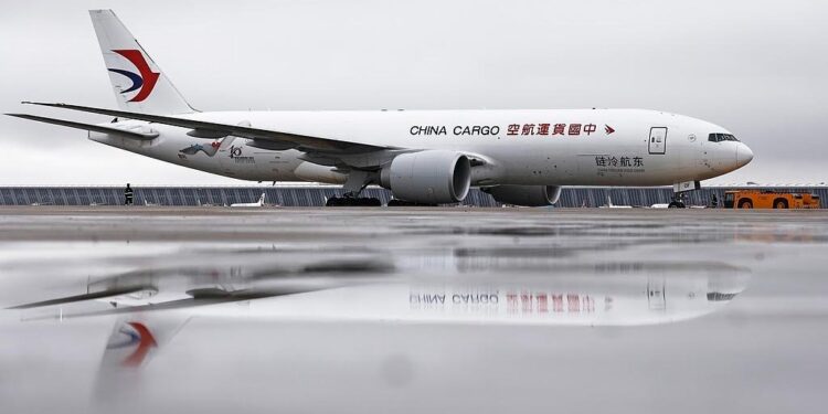 international cargo flight