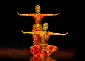 पेइचिंग में भरतनाट्यम की मनमोहक प्रस्तुति: जुड़वां बहनों ने 12 वर्षों की साधना को दिया नया आयाम