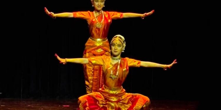 पेइचिंग में भरतनाट्यम की मनमोहक प्रस्तुति: जुड़वां बहनों ने 12 वर्षों की साधना को दिया नया आयाम
