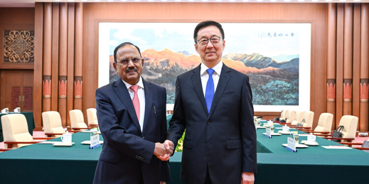 पेइचिंग में चीनी उपराष्ट्रपति हान चंग ने भारत के NSA अजीत डोभाल से मुलाकात की