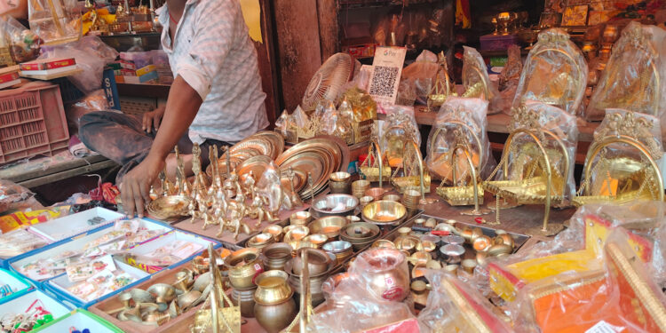 Krishna Janmashtami: जन्माष्टमी पर घर लाएं लड्डू गोपाल तो इन बातों का रखें ध्यान, अभिषेक से शयन तक ऐसे करें सेवा