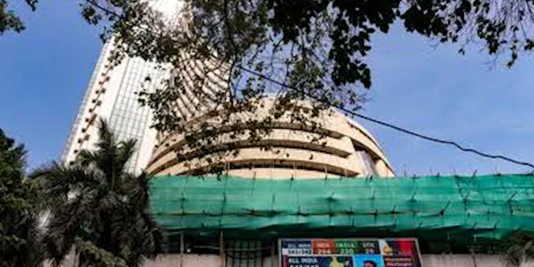 Stock Market में हल्की बढ़त, सेंसेक्स 3 अंक चढ़ा; निफ्टी 24,252 पर बंद, लगातार दूसरे हफ्ते गिरावट