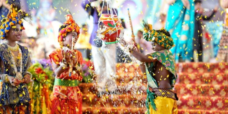 Janmashtami: जन्माष्टमी पर एक असहज सवाल: कान्हा का बचपन पूजते हैं, अपने बच्चों का क्यों छीनते हैं?