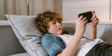 मोबाइल बनाने वाले ही बच्चों को मोबाइल से दूर क्यों रख रहे?