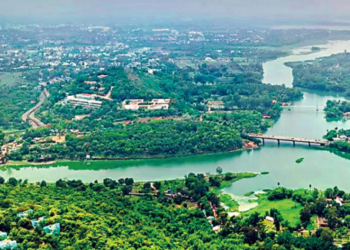 major crisis regarding the lake boundaries in Bhopal Whose business and whose home are at risk due to the NGT order