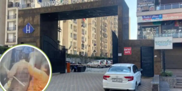 Uproar over taking a dog into the elevator woman beat a teacher with a stick