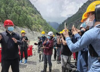 विदेशी पत्रकारों ने शीत्सांग में मडस्लाइड प्रभावित क्षेत्र का दौरा किया