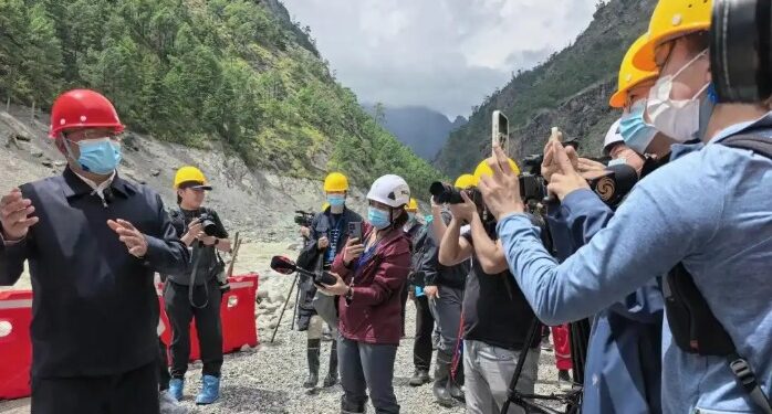 विदेशी पत्रकारों ने शीत्सांग में मडस्लाइड प्रभावित क्षेत्र का दौरा किया