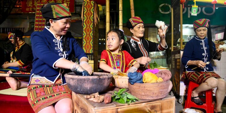 युवा पीढ़ी के साथ नई उड़ान भर रहा है 3,000 साल पुराना ली ब्रोकेड
