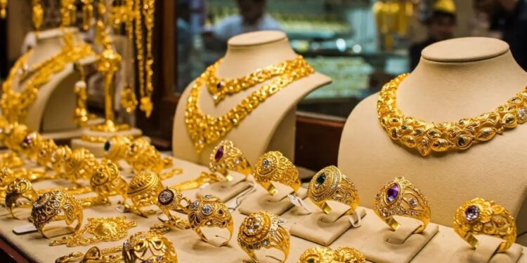 Gold Price: सोना लगातार दूसरे दिन हुआ सस्ता, ₹2,150 की बड़ी गिरावट; चांदी फिर चढ़ी, जानें आज के नए भाव