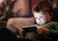 Screen Time: बच्चों के स्क्रीन टाइम पर कौन रखे नजर? शिक्षकों की भूमिका से लेकर माता-पिता और टेक कंपनियों की जिम्मेदारी तक समझिए