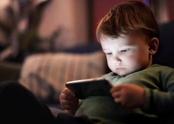 Screen Time: बच्चों के स्क्रीन टाइम पर कौन रखे नजर? शिक्षकों की भूमिका से लेकर माता-पिता और टेक कंपनियों की जिम्मेदारी तक समझिए