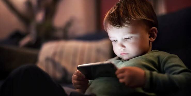 Screen Time: बच्चों के स्क्रीन टाइम पर कौन रखे नजर? शिक्षकों की भूमिका से लेकर माता-पिता और टेक कंपनियों की जिम्मेदारी तक समझिए