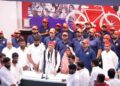 Uttar Pradesh: यूपी में चुनाव से पहले रंगों की सियासत तेज, सपा के नीले रंग से लेकर पीडीए रथ के भगवे तक छिड़ी बहस