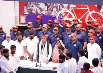 Uttar Pradesh: यूपी में चुनाव से पहले रंगों की सियासत तेज, सपा के नीले रंग से लेकर पीडीए रथ के भगवे तक छिड़ी बहस