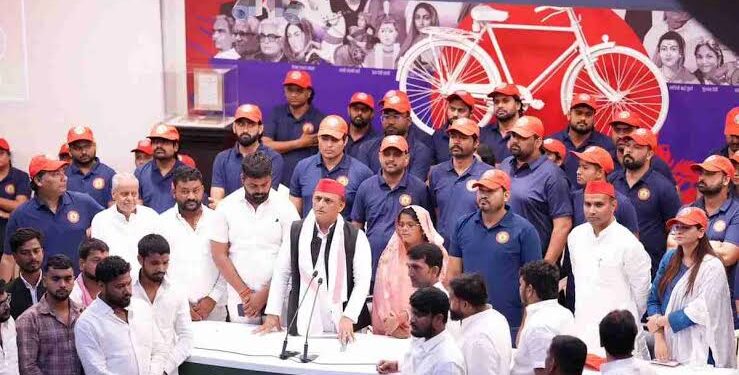 Uttar Pradesh: यूपी में चुनाव से पहले रंगों की सियासत तेज, सपा के नीले रंग से लेकर पीडीए रथ के भगवे तक छिड़ी बहस