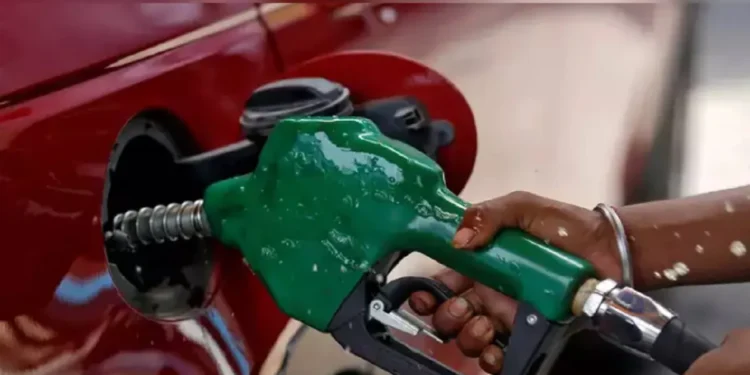 Petrol-Diesel Price Today: पेट्रोल-डीजल के दाम आज भी स्थिर, लेकिन कच्चे तेल की तेजी ने बढ़ाई टेंशन
