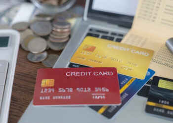 How Credit Cards Work: क्रेडिट कार्ड पहली बार इस्तेमाल कर रहे हैं तो इन बातों का रखें ध्यान, छोटी गलती से बिगड़ सकता है क्रेडिट स्कोर