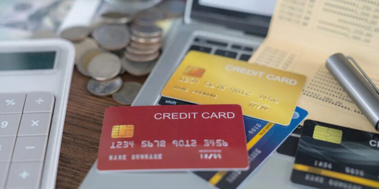 How Credit Cards Work: क्रेडिट कार्ड पहली बार इस्तेमाल कर रहे हैं तो इन बातों का रखें ध्यान, छोटी गलती से बिगड़ सकता है क्रेडिट स्कोर