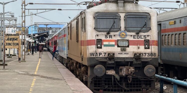 Indian Railways: रेलवे का कवच 4.0 हुआ और स्मार्ट, अब ज्यादा सटीक तरीके से बचाएगा ट्रेनों को