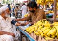 Social Media Viral: कराची में केले के ठेले पर दिखा अनोखा नजारा, फल बेचने के साथ दुकानदार ने सड़क किनारे ग्राहक का BP नापकर चौंकाया
