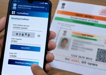 आधार कार्ड खो गया तो परेशान न हों! मोबाइल से घर बैठे डाउनलोड करें e-Aadhaar, जानें PDF खोलने का तरीका