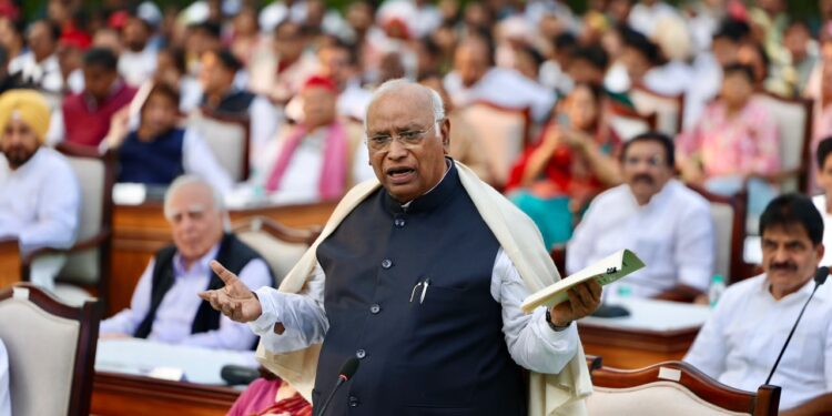 INDIA Alliance: ज्ञानेश कुमार के खिलाफ INDIA गठबंधन का ‘जन महाभियोग’, खरगे के आवास पर हुई मॉक संसद; SIR और वोटर लिस्ट को लेकर उठाए सवाल