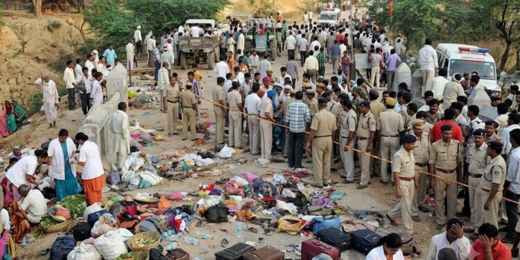 ग्वालियर में भीषण सड़क हादसा: शीतला माता मंदिर के प्रवेश द्वार पर ट्रक का कहर, 14 श्रद्धालुओं की मौत, 42 घायल
