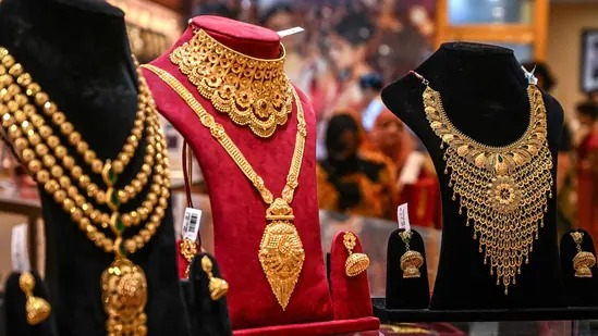Gold Silver Price: 1 अक्टूबर को फिर चढ़ा सोने का भाव, ₹1.49 लाख के पार पहुंचा रेट; चांदी ने दी राहत, जानें भोपाल समेत बड़े शहरों के दाम