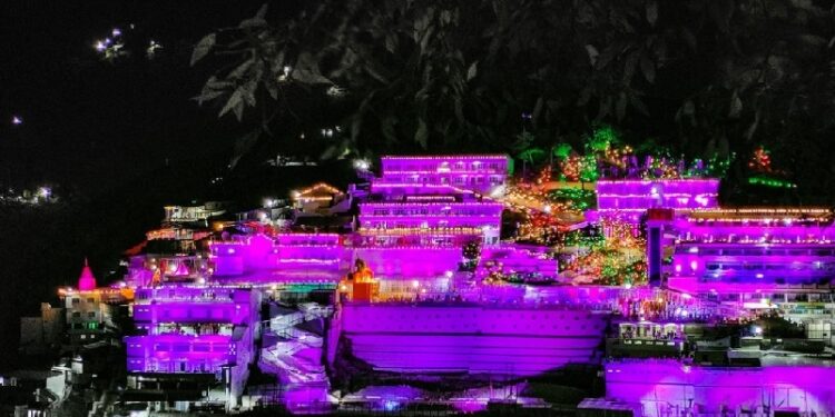 Mata Vaishno Devi: वैष्णो देवी दरबार में बारिश के बीच भी नहीं थमी भक्तों की आस्था, 5 दिनों में 2.25 लाख श्रद्धालुओं ने किए दर्शन