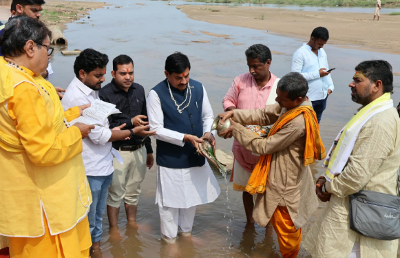 CM Mohan Yadav performed Tarpan for his ancestors