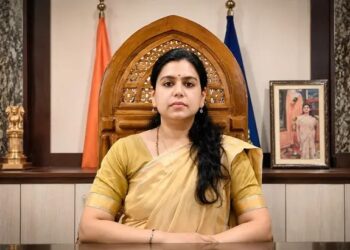 Divya Mittal: IAS की कुर्सी छोड़ राजनीति में उतरीं दिव्या मित्तल, मिर्जापुर से लड़ेंगी चुनाव; क्या नई पार्टी के दम पर जीत पाएंगी जनता का भरोसा?