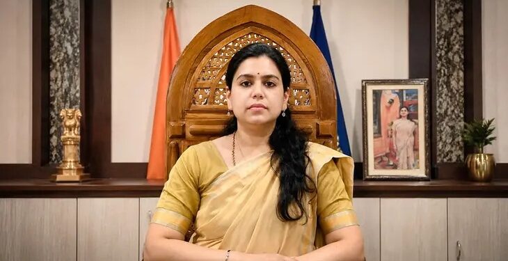 Divya Mittal: IAS की कुर्सी छोड़ राजनीति में उतरीं दिव्या मित्तल, मिर्जापुर से लड़ेंगी चुनाव; क्या नई पार्टी के दम पर जीत पाएंगी जनता का भरोसा?